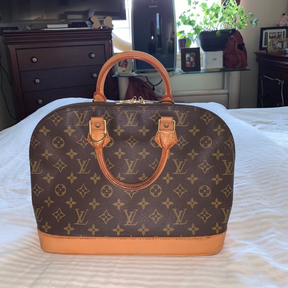 Louis Vuitton Handbags - 😍😍authentic Louis Vuitton Alma bag😍😍